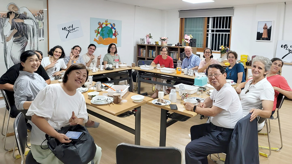 가족적인 분위기 덕에 많은 사람 모여드는 ‘자비의 선교사 학교’