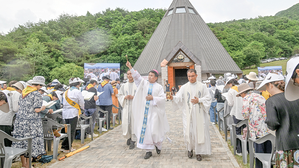 땀의 순교자 신앙 전한 ‘멍에목’에 세례성당 축복