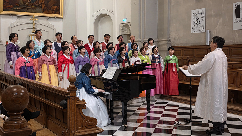 서울대교구 순교자현양회 합창단이 초대 조선대목구장 하느님의 종 브뤼기에르 주교 시복 추진을 위해 프랑스를 찾아 파리외방전교회 성당에서 합창하고 있다. 